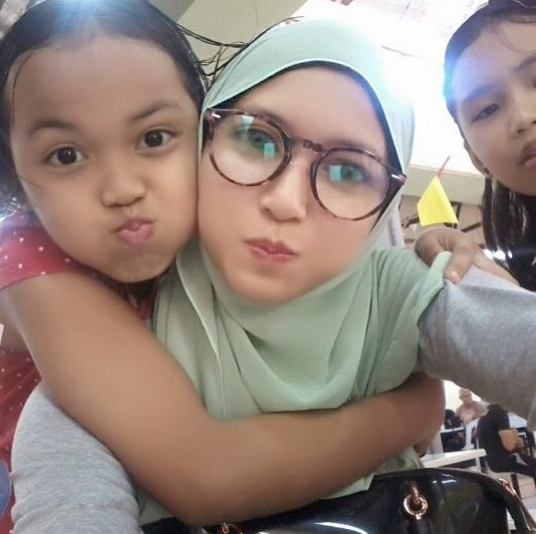 10 foto terkini isteri dan anak anak achik spin ada iras bapanya 8