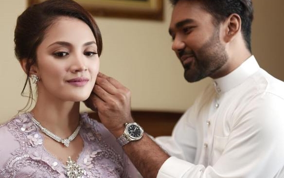 4 gambar fazura anggun dalam busana rizman ruzaini di majlis tunang 1