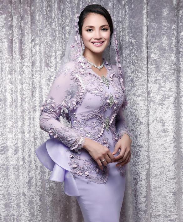 4 gambar fazura anggun dalam busana rizman ruzaini di majlis tunang 3