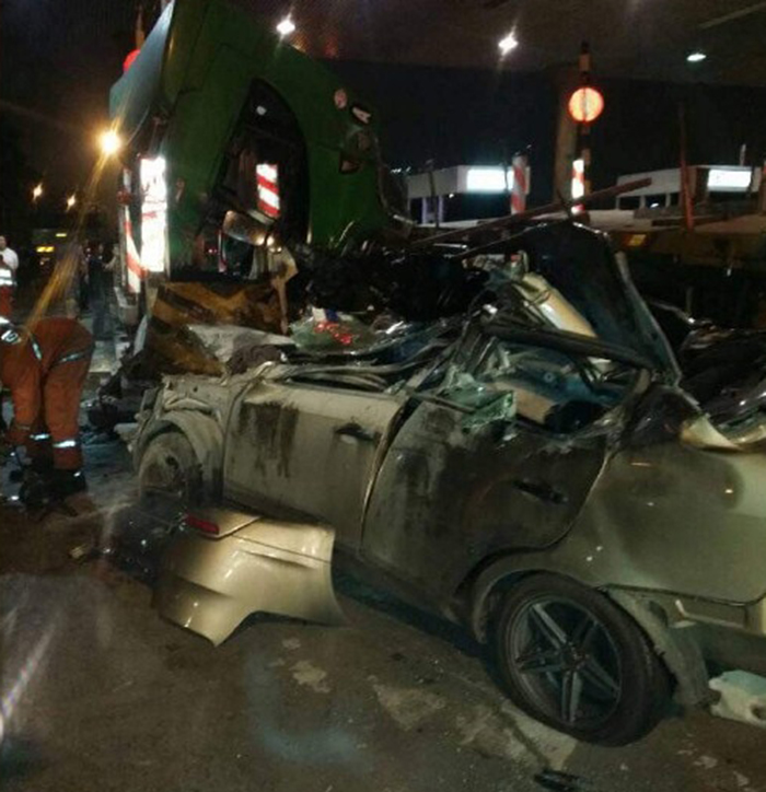 4 kereta dirempuh treler di plaza tol bukit kemuning 1