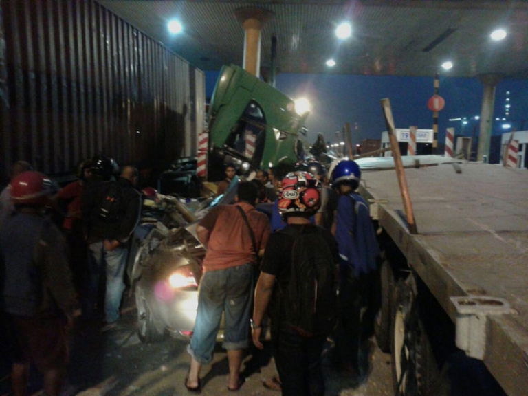 4 kereta dirempuh treler di plaza tol bukit kemuning 2