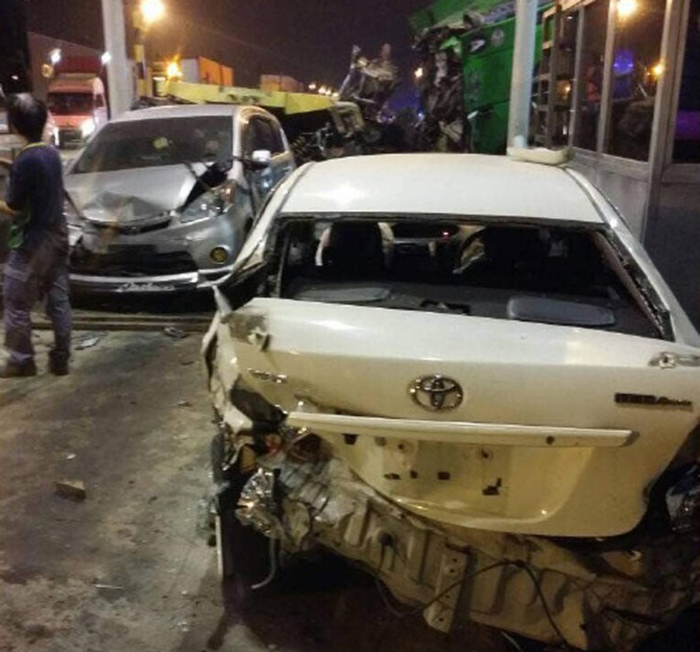 4 kereta dirempuh treler di plaza tol bukit kemuning 3