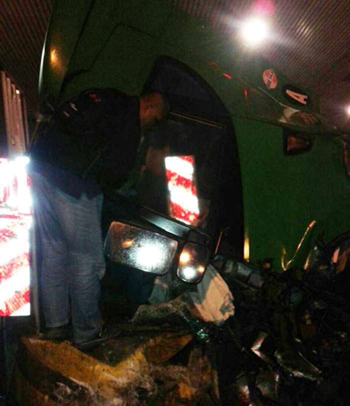 4 kereta dirempuh treler di plaza tol bukit kemuning 4