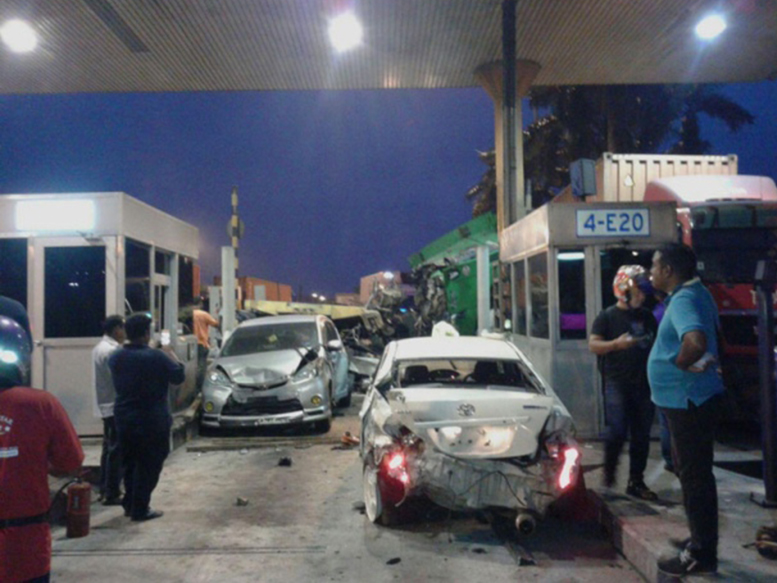 4 kereta dirempuh treler di plaza tol bukit kemuning