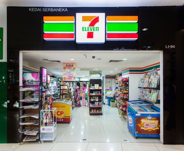 7 eleven lawan familymart