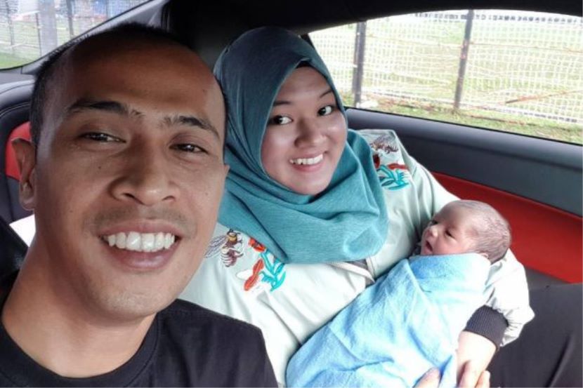 achey dan isteri bersama anak angkat mereka