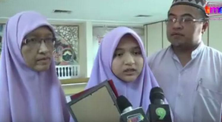 adik husna bersama ibu dan bapanya