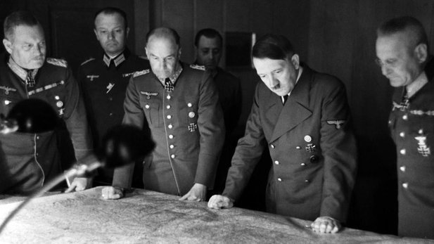 adolf hitler sedang meneliti peta untuk merancang serangan