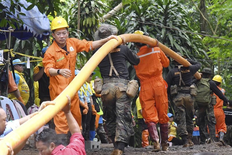 air dipam keluar dari gua