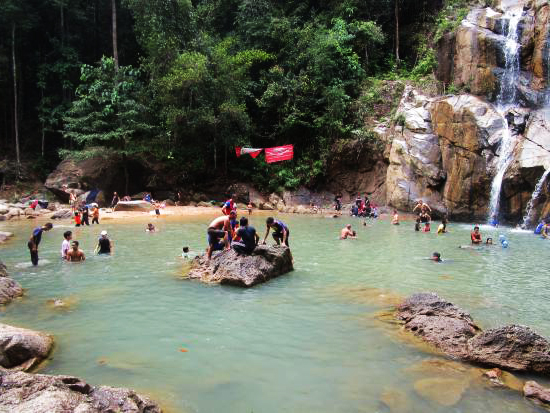 air terjun tempat beriadah dan bermandi manda