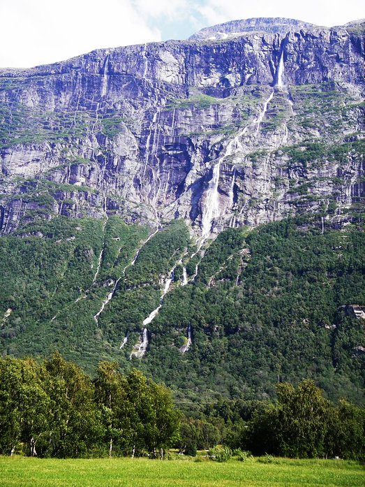 air terjun vinnufossen keenam paling tinggi di dunia