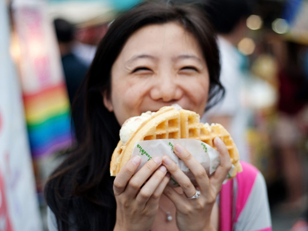 aiskrim dan waffle makanan manis tanpa khasiat