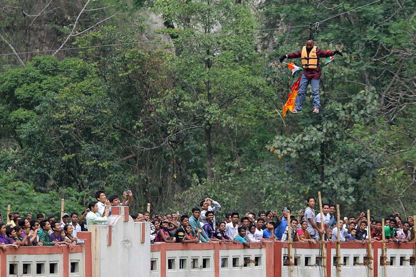 aksi flying fox terpanjang menggunakan rambut 946