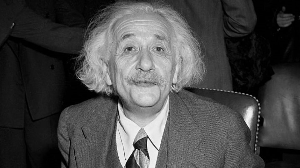 albert einstein individu introvert paling berpengaruh di dunia