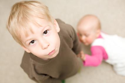 anak kecil cemburu kepada bayi