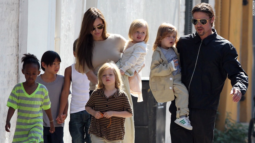 angelina jolie dan brad pitt dengan anak angkat mereka