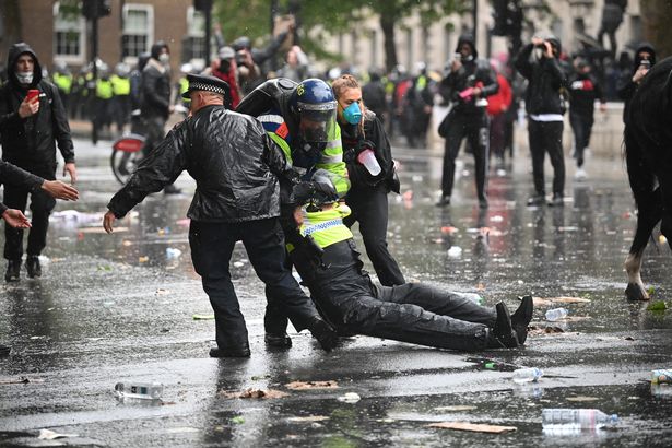 anggota polis terpaksa dibantu cedera