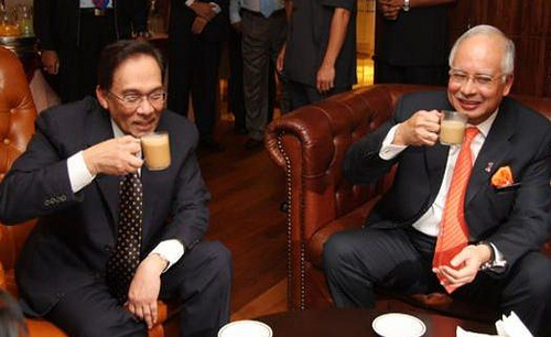 anwar dan najib minum teh duduk adab minum rasulullah