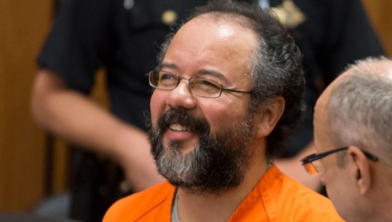 ariel castro kelihatan tersenyum di mahkamah