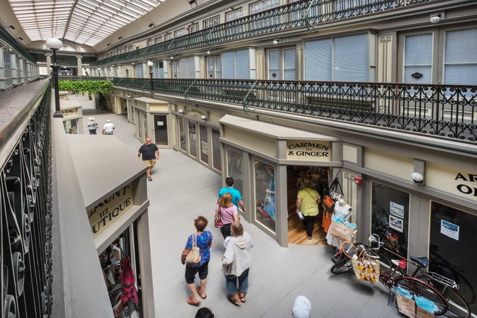 atrium di luar rumah cantik kan