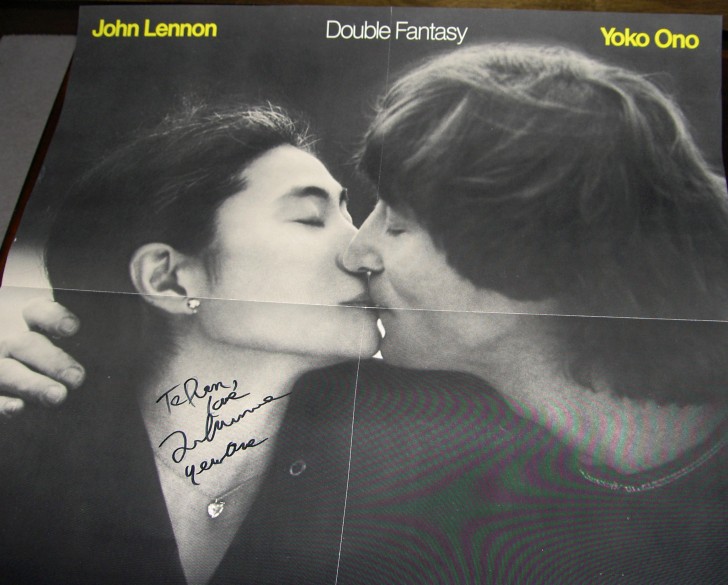 autograf john lennon pada album milik pembunuhnya