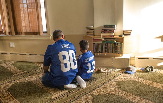 ayah dan anak solat berjemaah bersama