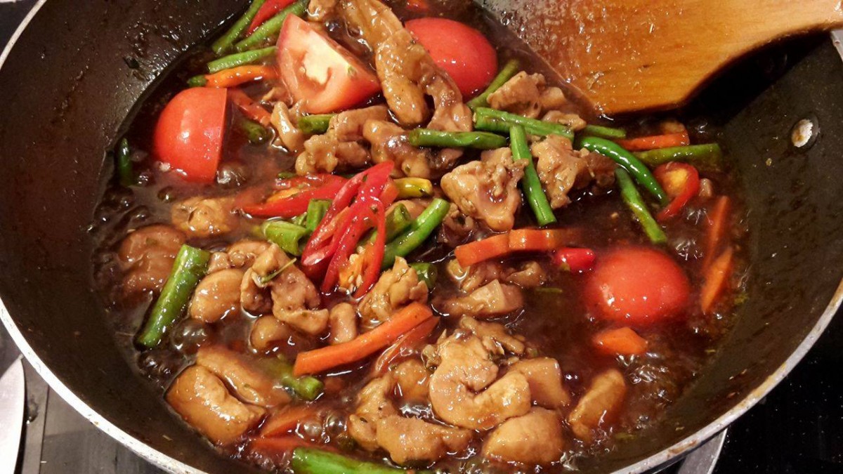 ayam paprik mengandungi semua jenis bahan dalam sejenis lauk hidang bersama nasi untuk bekalan anak