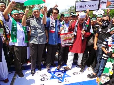 bakar bendera israel