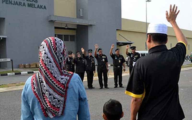 banduan melambai pegawai dan warden