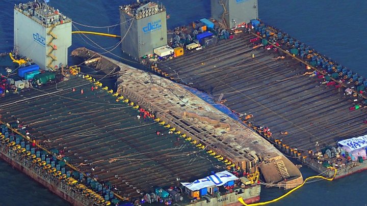 bangkai kapal mv sewol dinaikkan dari dasar laut