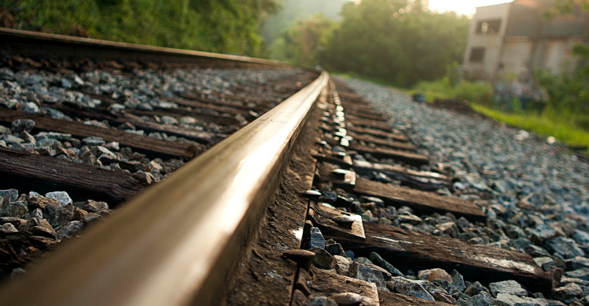 batu batuan tajam di landasan kereta api