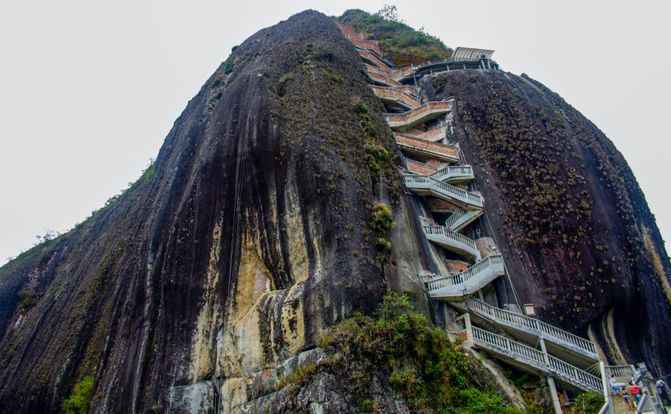 batu gergasi el peno guatape colombia