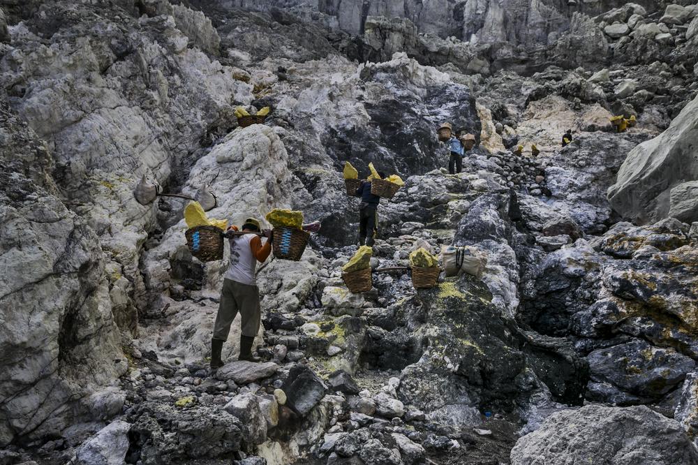 berat mata memandang berat lagi bahu memikul