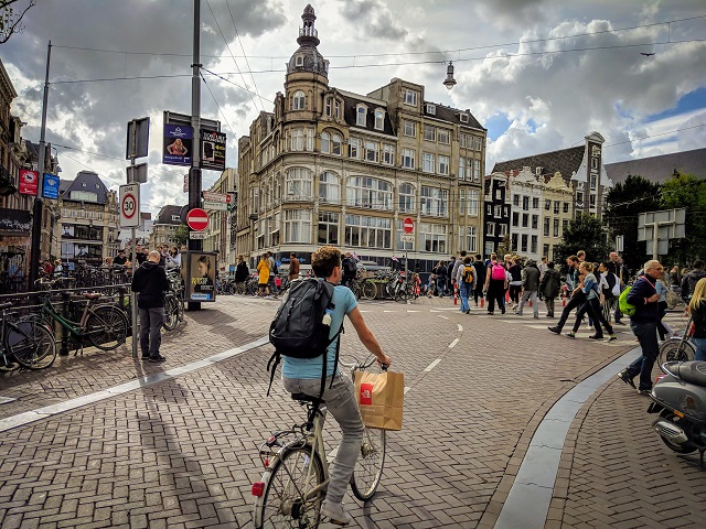 berbasikal di amsterdam