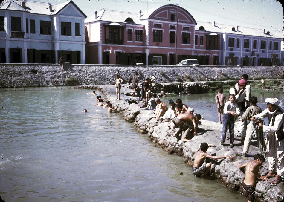 bermandi manda di sungai kabul