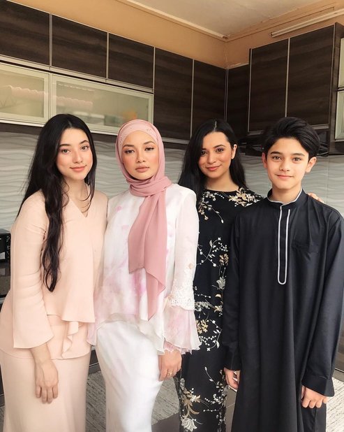 biodata athisha khan adik kepada pelakon neelofa 4