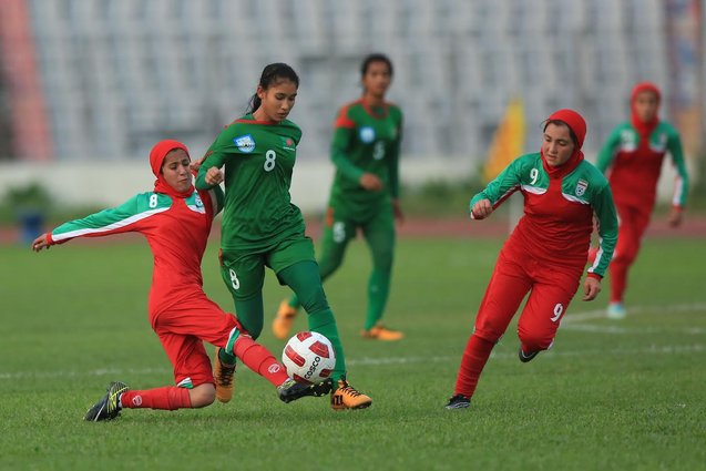 bola sepak bertudung iran