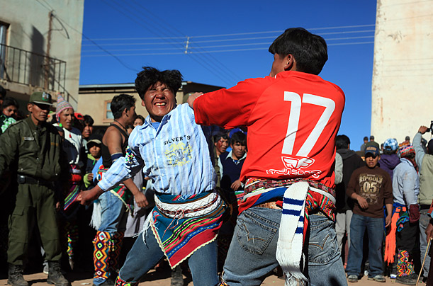 bolivia tinku sambutan perayaan ganas