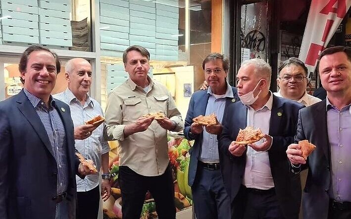 bolsonaro makan pizza