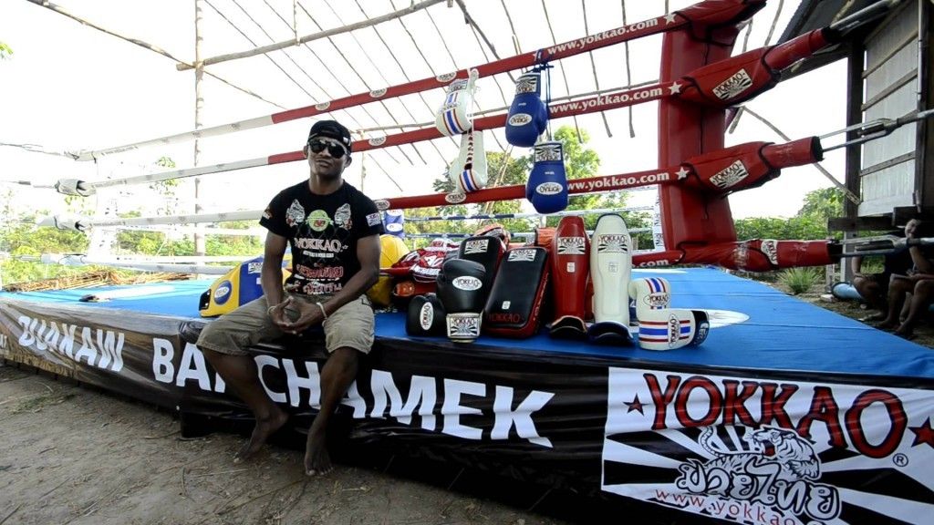 buakaw banchamek bina gimnasium di kampung nya