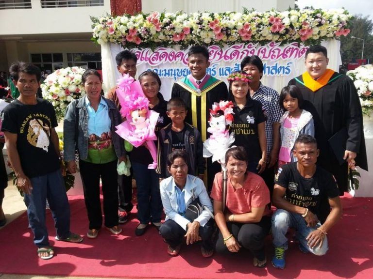 buakaw banchamek menerima ijazah sarjana dan gelaran doktor falsafah