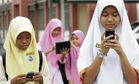 budak sekolah bermain handphone mengawal psikologi masyarakat 2