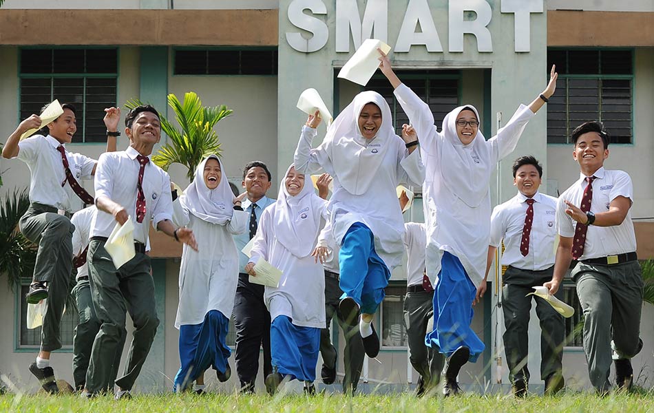 budak sekolah gembira dapat keputusan cemerlang