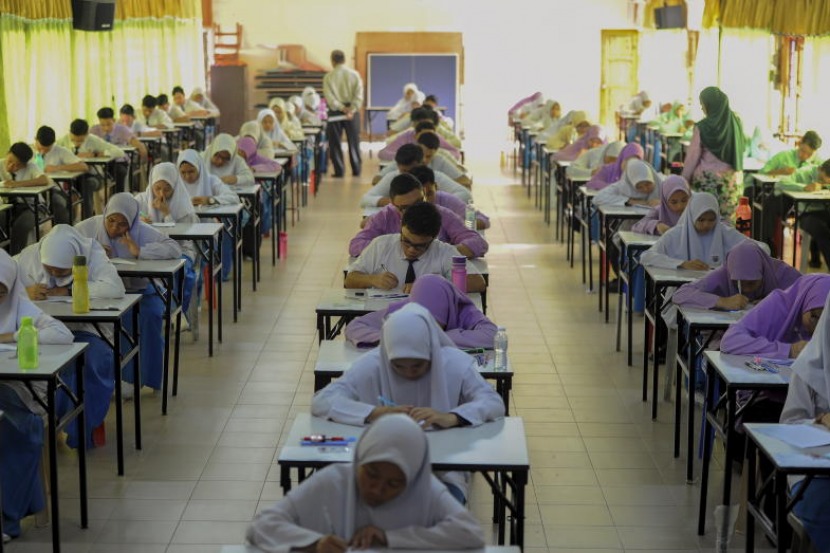 budak sekolah menduduki peperiksaan