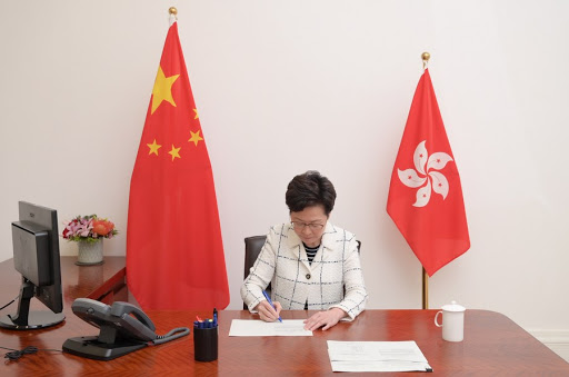 carrie lam tandatangani undang undang baru