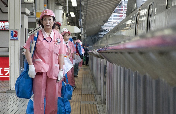 cleaner shinkansen kereta api peluru