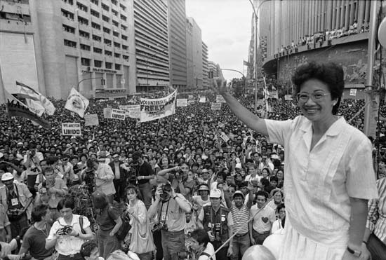 corazon aquino pemimpin wanita negara pertama