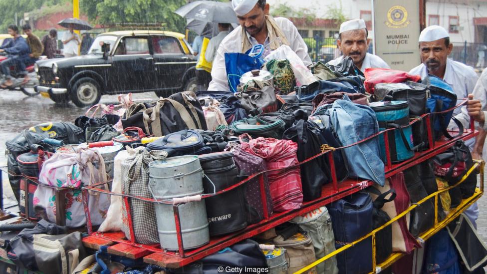 dabbawala membawa bekal makanan