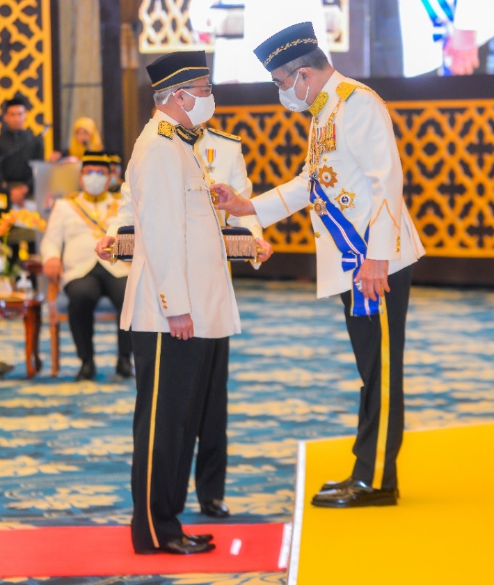 dato sri ismail sabri menerima anugerah darjah gemilang seri melaka