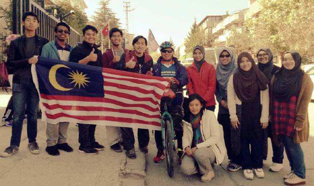 datuk hasan nawawi bersama pelajar malaysia di istanbul